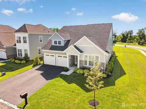 2 Vizcaya Dr, Monroe, NJ 08831