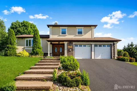 41 Fanwood Dr, Sayreville, NJ 08872