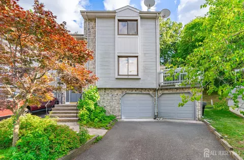7 Firethorn Ct, East Brunswick, NJ 08816