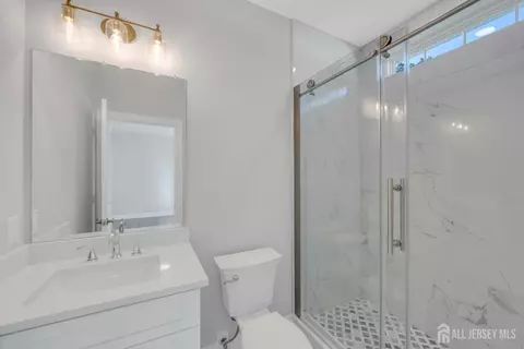 Bath - 21 King St, Edison, NJ 08820 photo 1 of 5