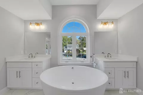 Bath - 21 King St, Edison, NJ 08820 photo 4 of 5