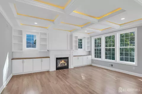 Living - 21 King St, Edison, NJ 08820 photo 2 of 3