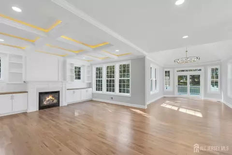 Living - 21 King St, Edison, NJ 08820 photo 1 of 3