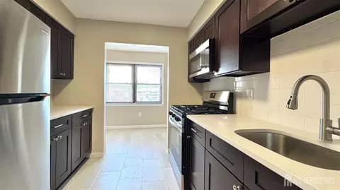 Kitchen - 1511 Raspberry Ct, Edison, NJ 08817 photo 2 of 4