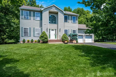 18 Mayercik Ct, Edison, NJ 08820