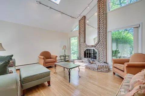 8 Parkside Dr, North Brunswick, NJ 08902