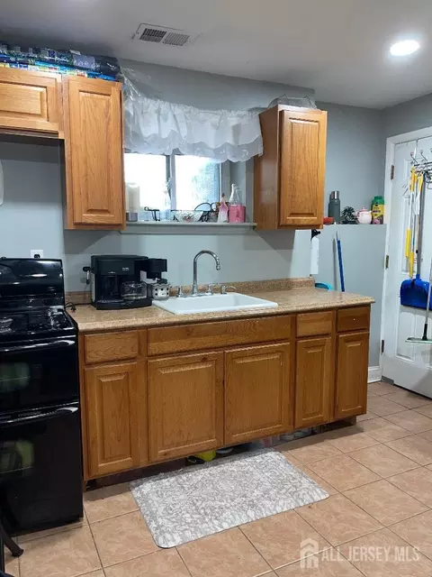 Kitchen - 101 Lee Dr, Middlesex, NJ 08846 photo 9 of 9