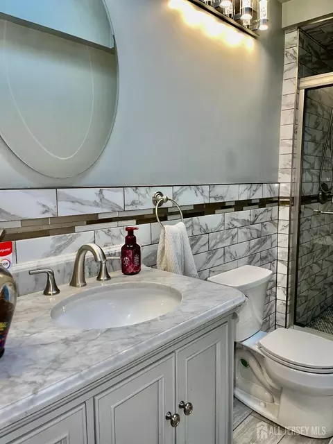 Bath - 101 Lee Dr, Middlesex, NJ 08846 photo 2 of 5