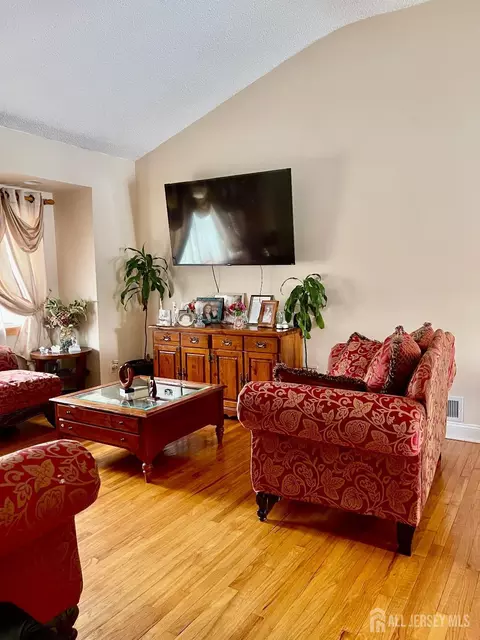 Living - 101 Lee Dr, Middlesex, NJ 08846 photo 1 of 6