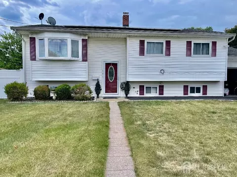 101 Lee Dr, Middlesex, NJ 08846