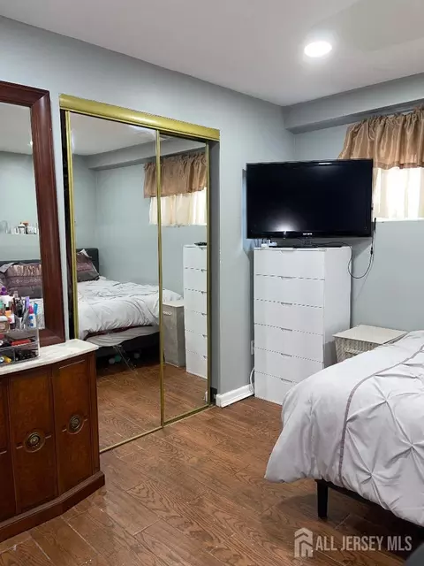 Bedroom - 101 Lee Dr, Middlesex, NJ 08846 photo 7 of 8