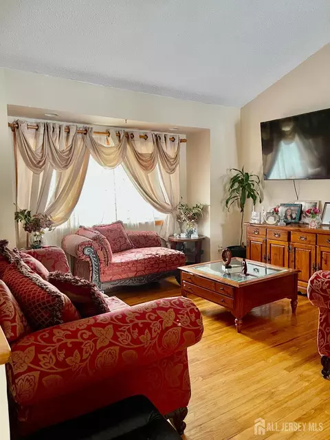 Living - 101 Lee Dr, Middlesex, NJ 08846 photo 2 of 6