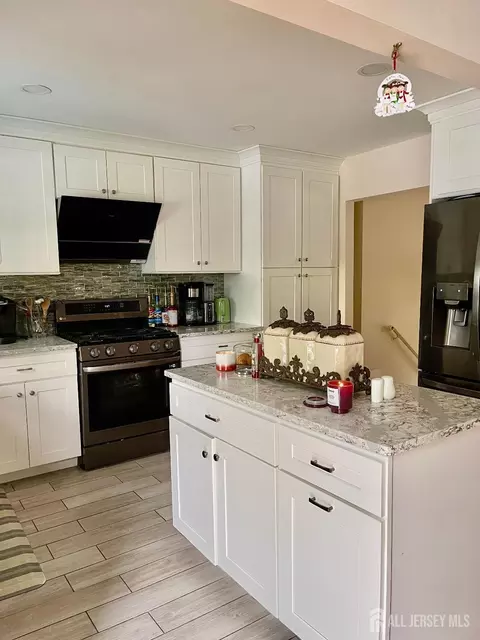 Kitchen - 101 Lee Dr, Middlesex, NJ 08846 photo 5 of 9
