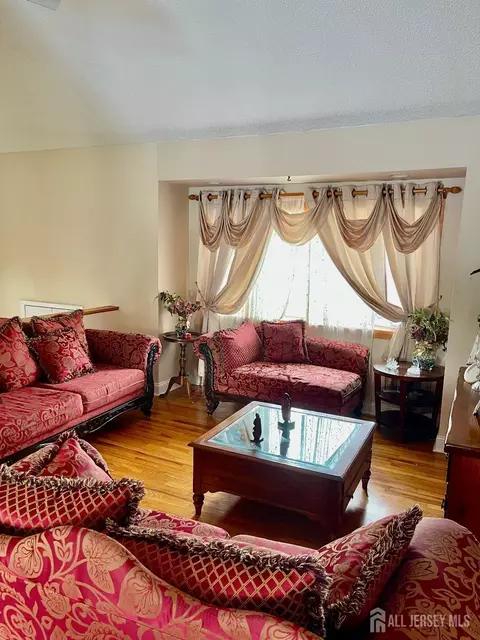 Living - 101 Lee Dr, Middlesex, NJ 08846 photo 5 of 6