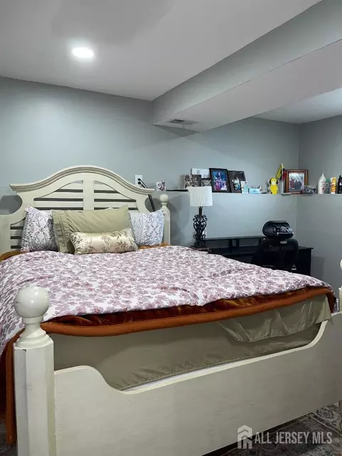 Bedroom - 101 Lee Dr, Middlesex, NJ 08846 photo 6 of 8