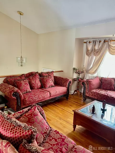 Living - 101 Lee Dr, Middlesex, NJ 08846 photo 4 of 6