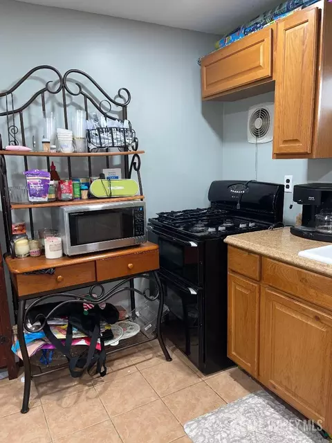 Kitchen - 101 Lee Dr, Middlesex, NJ 08846 photo 7 of 9