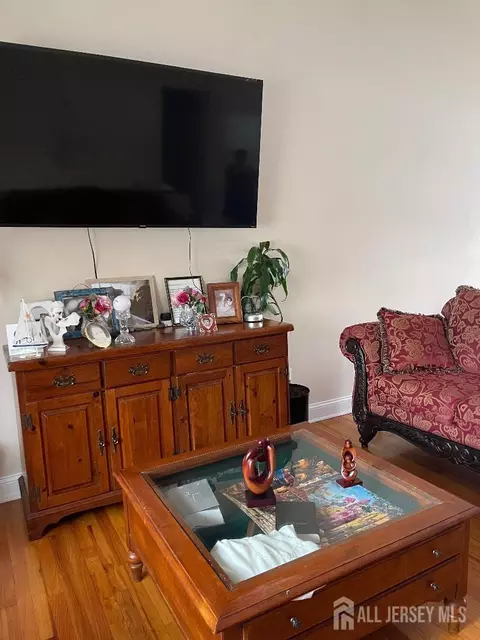 Living - 101 Lee Dr, Middlesex, NJ 08846 photo 3 of 6
