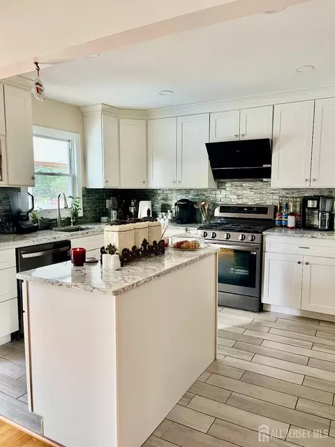 Kitchen - 101 Lee Dr, Middlesex, NJ 08846 photo 1 of 9