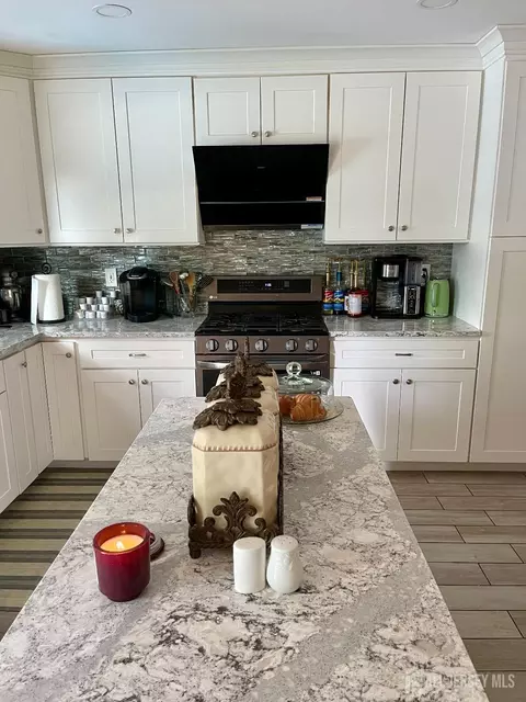 Kitchen - 101 Lee Dr, Middlesex, NJ 08846 photo 2 of 9