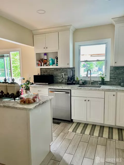 Kitchen - 101 Lee Dr, Middlesex, NJ 08846 photo 6 of 9