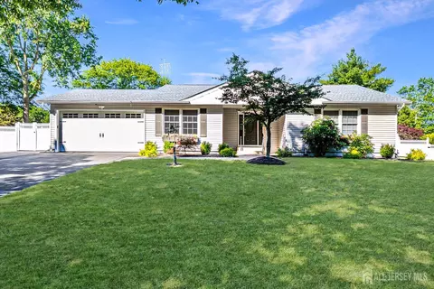 6 Wood Lake Dr, Piscataway, NJ 08854