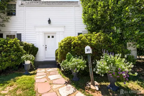 31 Warwick Rd, Colonia, NJ 07067
