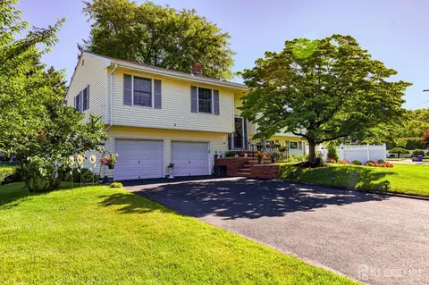 9 Janet Ct, Milltown, NJ 08850