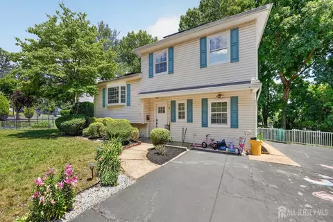 8 Alpine Ct, East Brunswick, NJ 08816