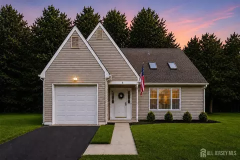 5 Chamberlain Ct, Old Bridge, NJ 08857