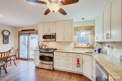 8 Adelphi Ct, Edison, NJ 08837 photo 9