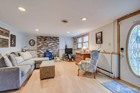 8 Adelphi Ct, Edison, NJ 08837 photo 14
