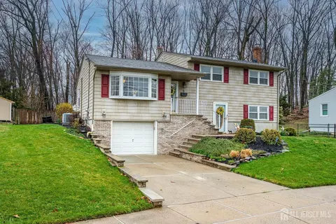 8 Adelphi Ct, Edison, NJ 08837 photo 2
