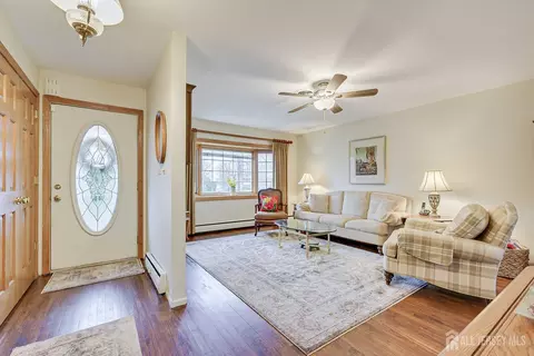 8 Adelphi Ct, Edison, NJ 08837 photo 4