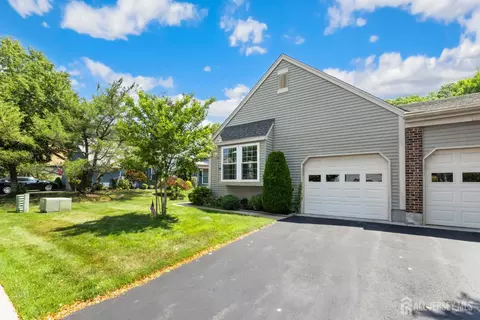 9 Melborn Dr #B, Monroe, NJ 08831