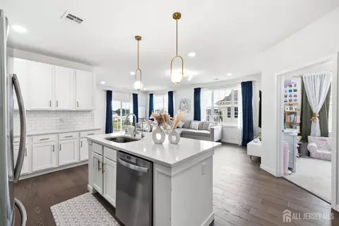 147 Lorhan Dr, Piscataway, NJ 08854