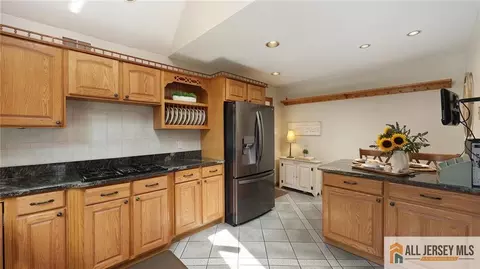 Entry Way - 541 Cook Ave, Middlesex, NJ 08846 photo 3 of 8