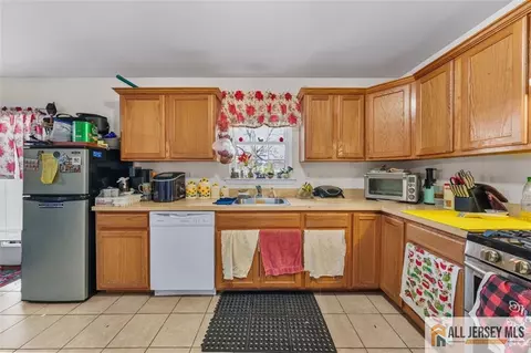 Kitchen - 643 Drake Ave, Middlesex, NJ 08846 photo 2 of 2