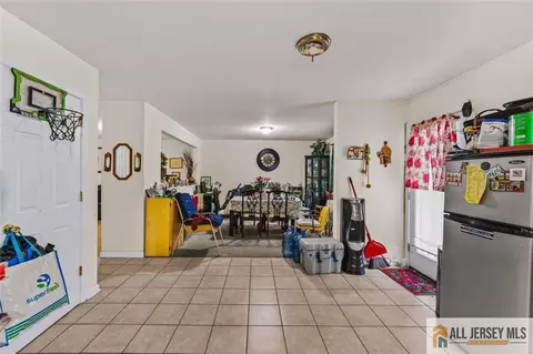 Entry Way - 643 Drake Ave, Middlesex, NJ 08846 photo 4 of 8