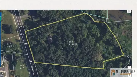 123 Applegarth Rd, Monroe, NJ 08831