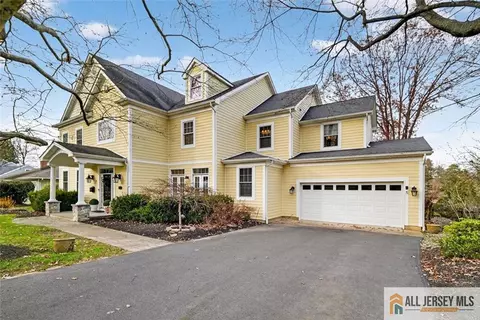 10 Evans Dr, Cranbury, NJ 08512