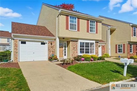 376 Stirling Dr #376A, Monroe, NJ 08831