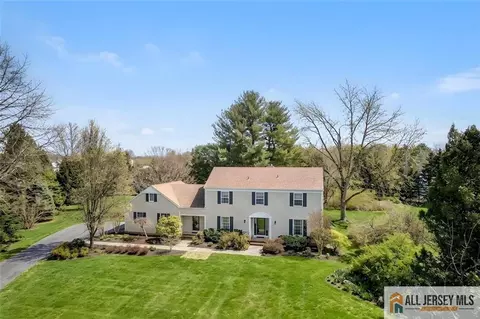 4 Hardley Dr, Cranbury, NJ 08512