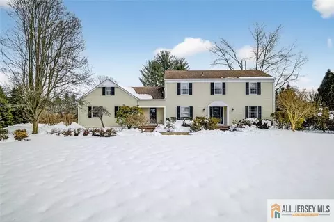 4 Hardley Dr, Cranbury, NJ 08512