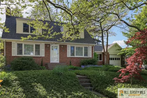 25 Voorhees Pl, Metuchen, NJ 08840