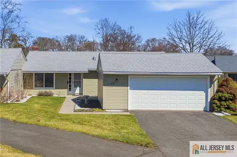 21 Celtis Plz #21B, Monroe, NJ 08831