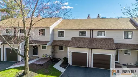 5 Lily Ct, Edison, NJ 08820