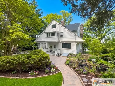 56 Oak Ave, Metuchen, NJ 08840