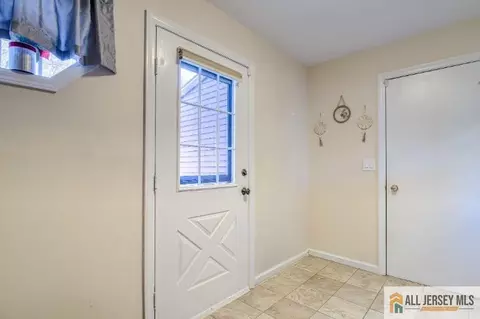 Entry Way - 16 Pendleton Pl, Old Bridge, NJ 08857 photo 2 of 4