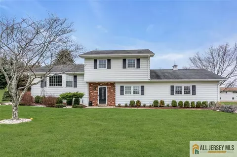 5 Travis Ct, Monroe, NJ 08831